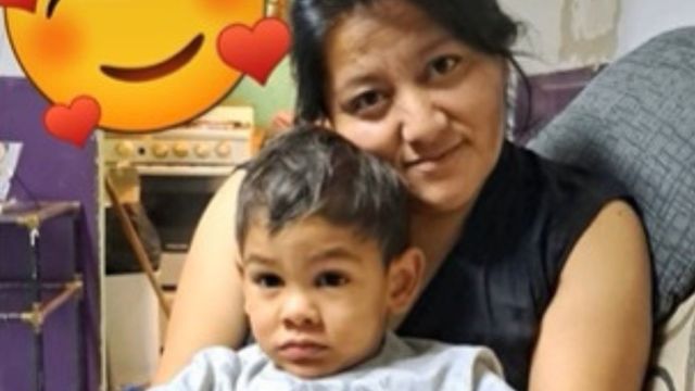Ángel y su mamá de crianza.