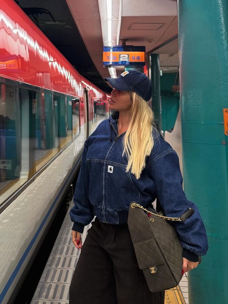 Desde Japón, Wanda Nara arrasó en Instagram con un look total denim y dio cátedra de estilo