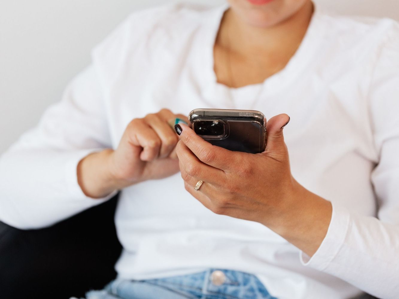 Ni fotos ni “me gusta”: qué dice la ciencia sobre las personas que no publican su vida en redes sociales