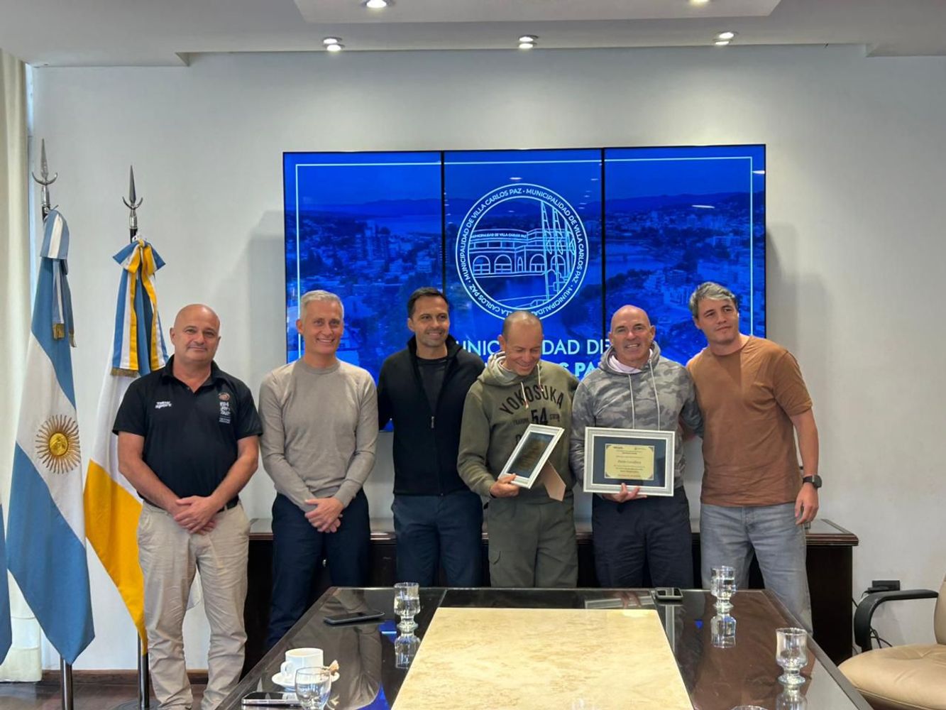 El intendente Esteban Avilés junto a autoridades y los deportistas distinguidos en Carlos Paz.