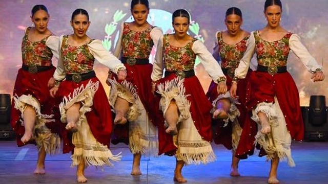 Bailarinas y delegaciones de todo el país se presentan en el escenario del Campeonato Nacional de Malambo Femenino. Foto de archivo