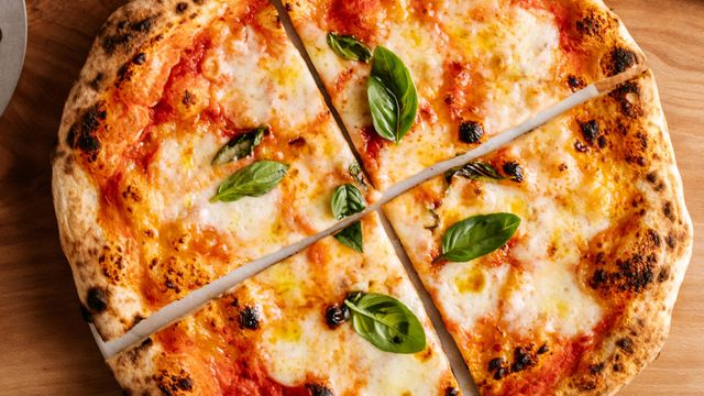 Pizza al estilo italiana, pero casera y en la freidora de aire.