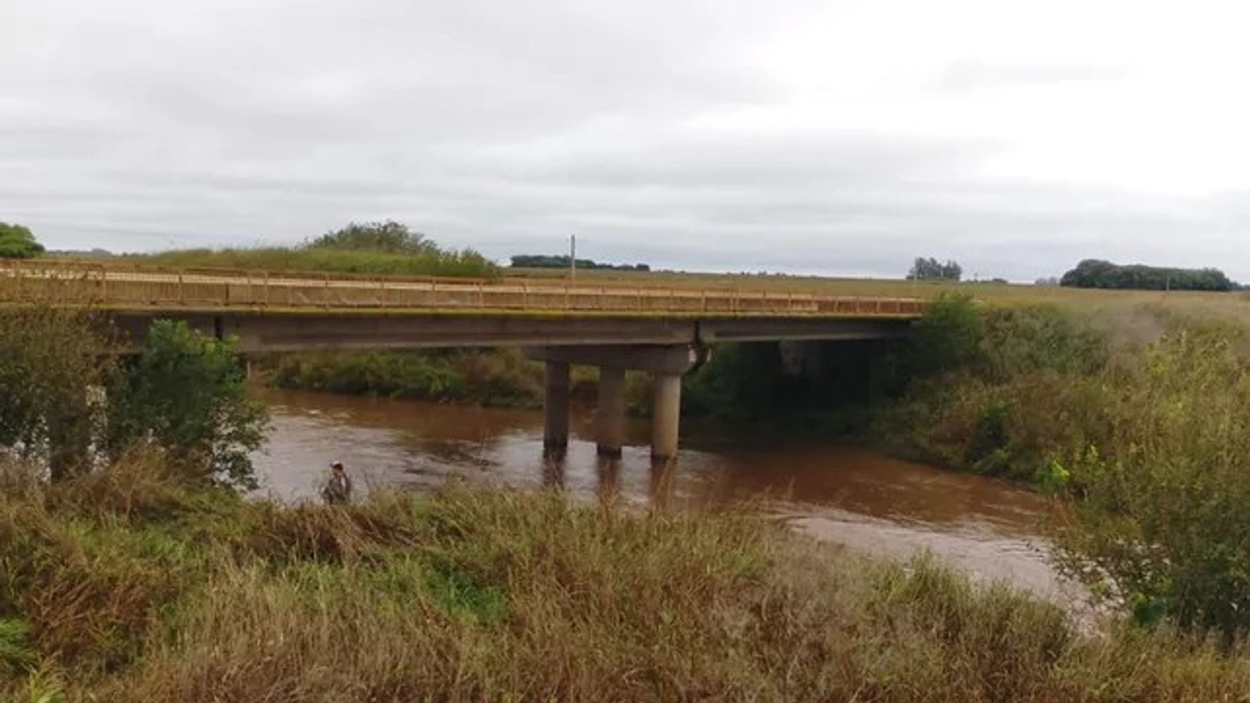 Hallaron con vida al joven de Bigand que estaba desaparecido: cayó de un puente con su auto