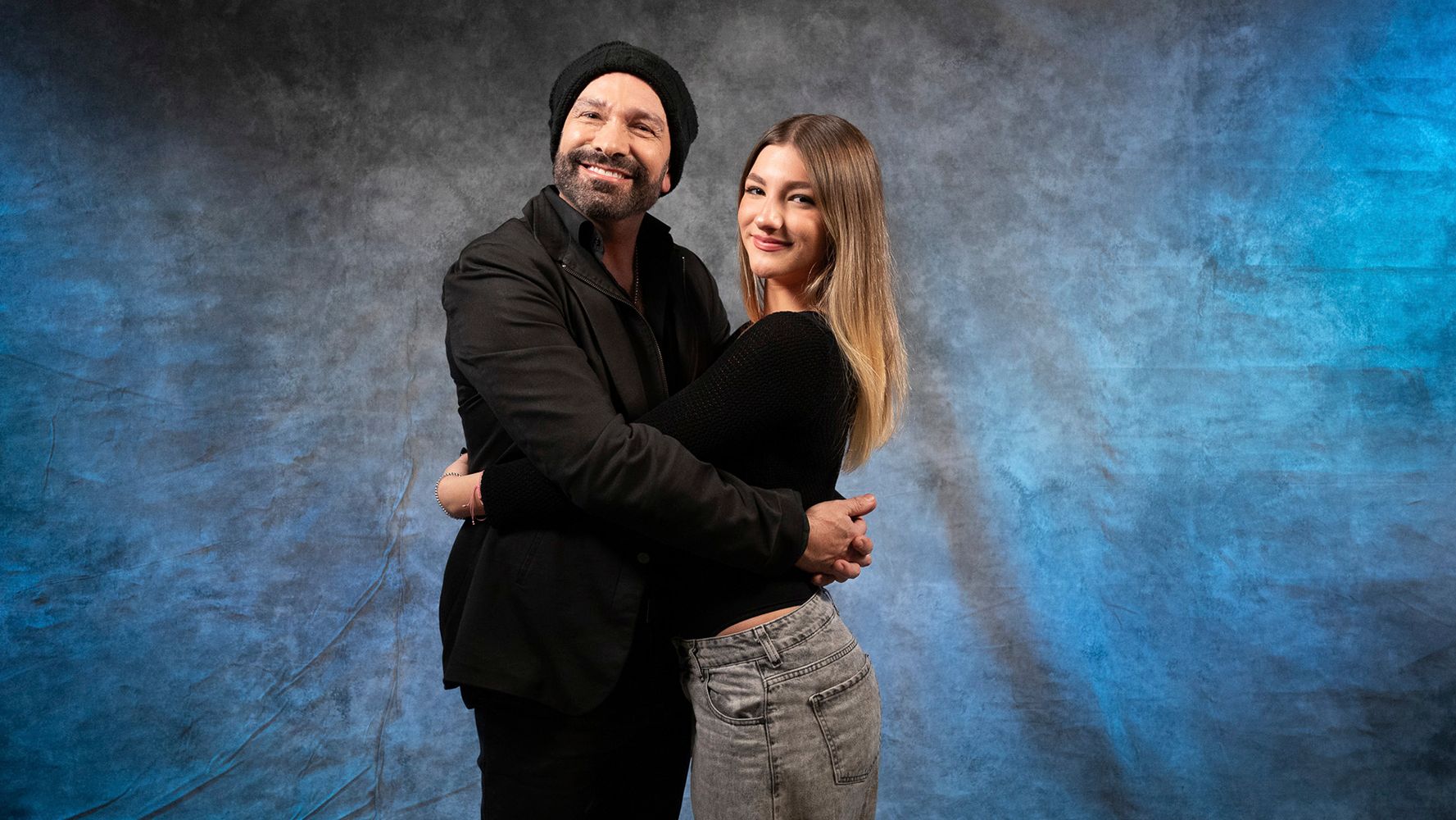 Fredy Villareal y su hija.