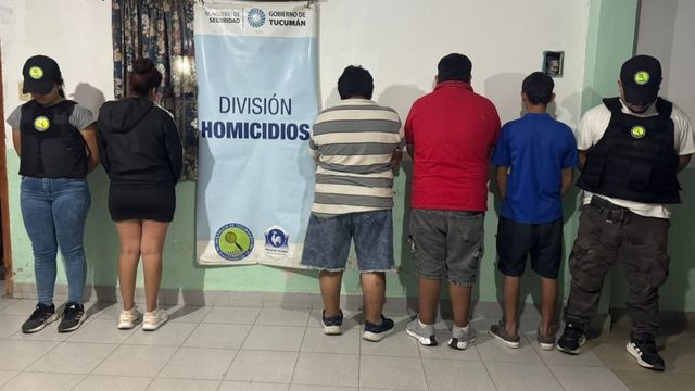 Los investigadores continúan reuniendo pruebas para determinar responsabilidades en el crimen.