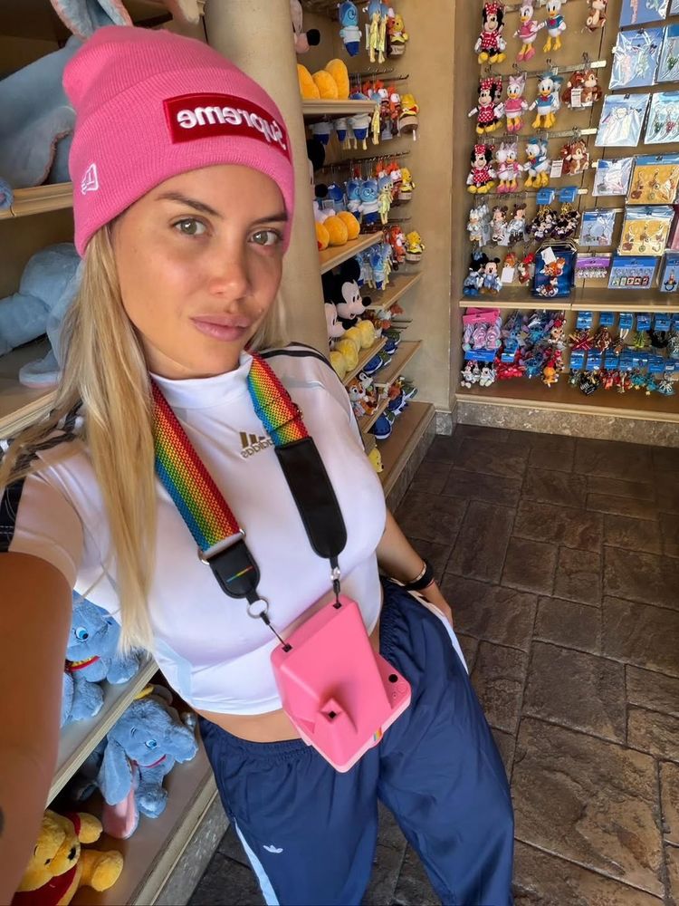 Desde Japón, Wanda Nara arrasó en Instagram con un look total denim y dio cátedra de estilo