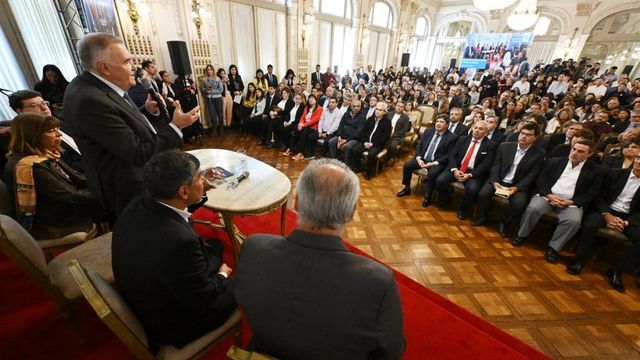 El mandatario señaló que la merma del consumo redujo la coparticipación y obligó a usar ahorros para sostener servicios esenciales en la provincia.