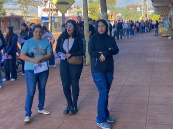 Larga fila por un puesto de trabajo en una heladería de Eldorado