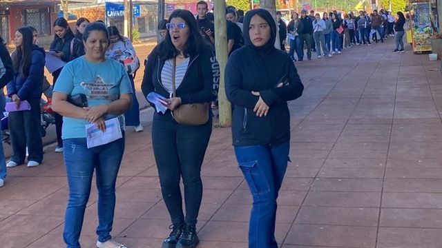 Larga fila por un puesto de trabajo en una heladería de Eldorado.