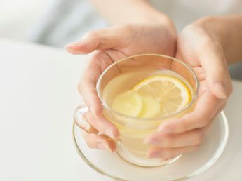 Hervir cáscaras de limón y jengibre: la manera de preparar una infusión que sirve como "quemagrasa" natural