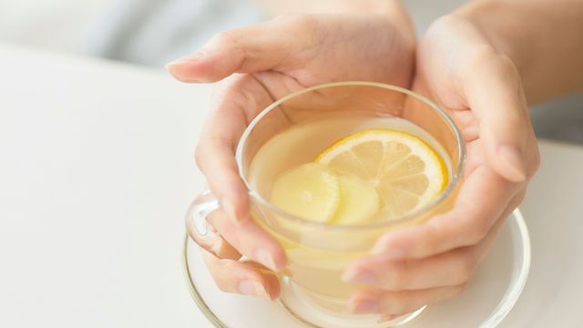 La infusión saludable de cáscaras de limón y jengibre.