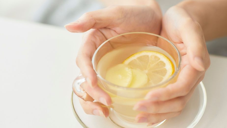 Hervir cáscaras de limón y jengibre: la manera de preparar una infusión que sirve como "quemagrasa" natural