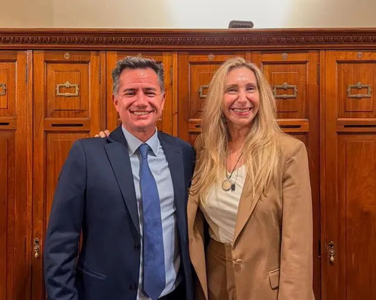 El jefe del bloque libertario, Gabriel Bornoroni, junto a la secretaria general de Presidencia, Karina Milei.