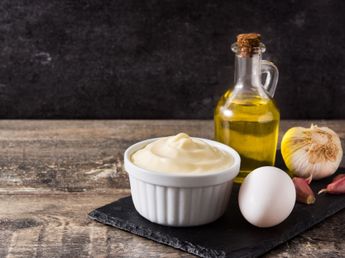 Alioli casero: el truco infalible para que nunca se corte y quede súper cremoso