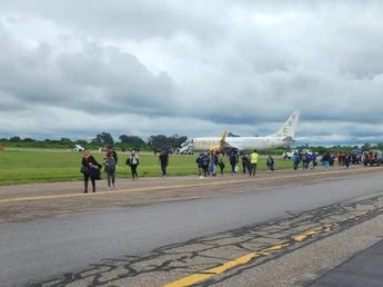 Un pasajero dijo la palabra "bomba" y evacuaron un avión a punto de despegar, en Jujuy