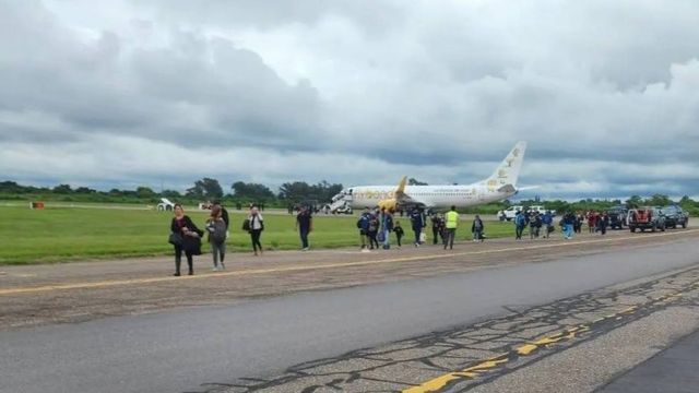 Pasajeros de un vuelo que debía partir desde Jujuy a Buenos Aires, fueron evacuados en la pista del aeropuerto jujeño por una amenaza de explosivos en la nave.