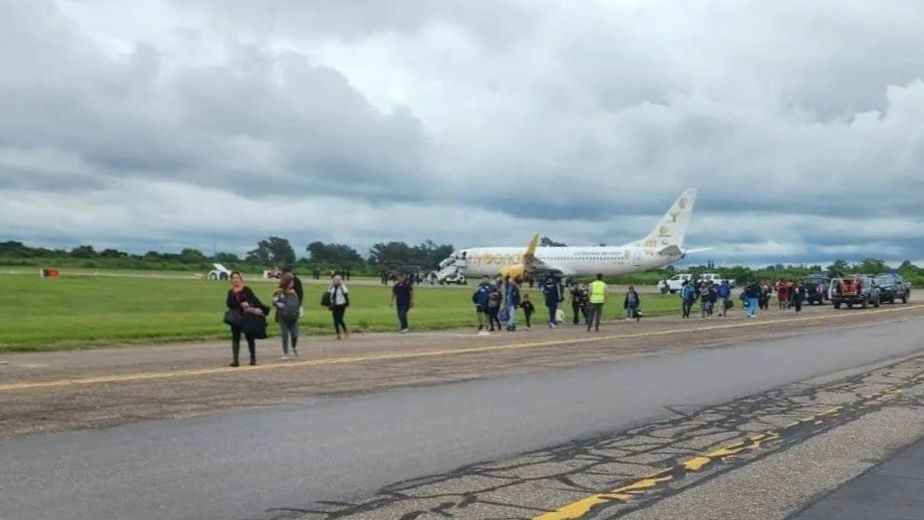 Un pasajero dijo la palabra "bomba" y evacuaron un avión a punto de despegar, en Jujuy