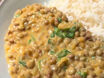 Curry de lentejas, el plato estrella del otoño: la receta ideal para sumar legumbres a la dieta