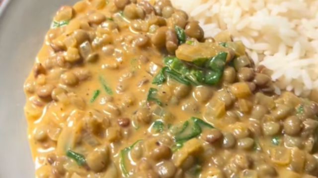 Curry de lentejas, el plato estrella del otoño: la receta ideal para sumar legumbres a la dieta
