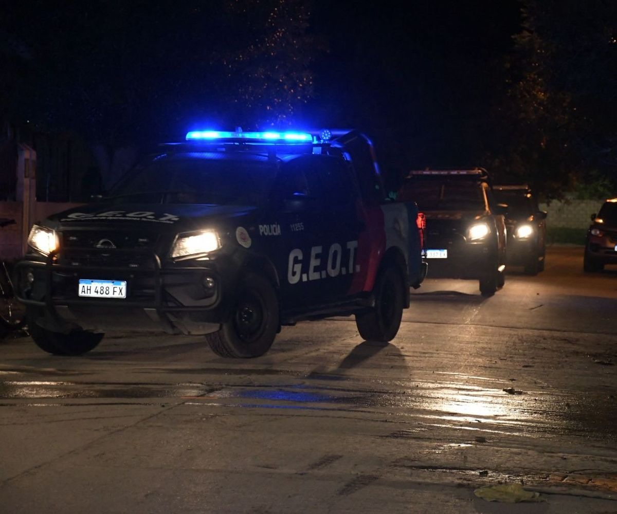 Un fuerte despliegue policial en barrio Villa Urquiza.