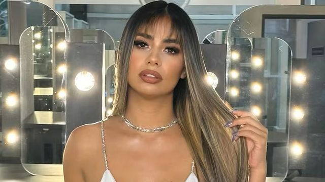 Daniela Celis posó con las botas bucaneras en tendencia y las combinó con los accesorios de la temporada