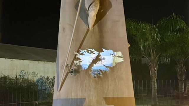 Monumento a los Héroes de Malvinas en Carlos Paz, símbolo de memoria y homenaje.