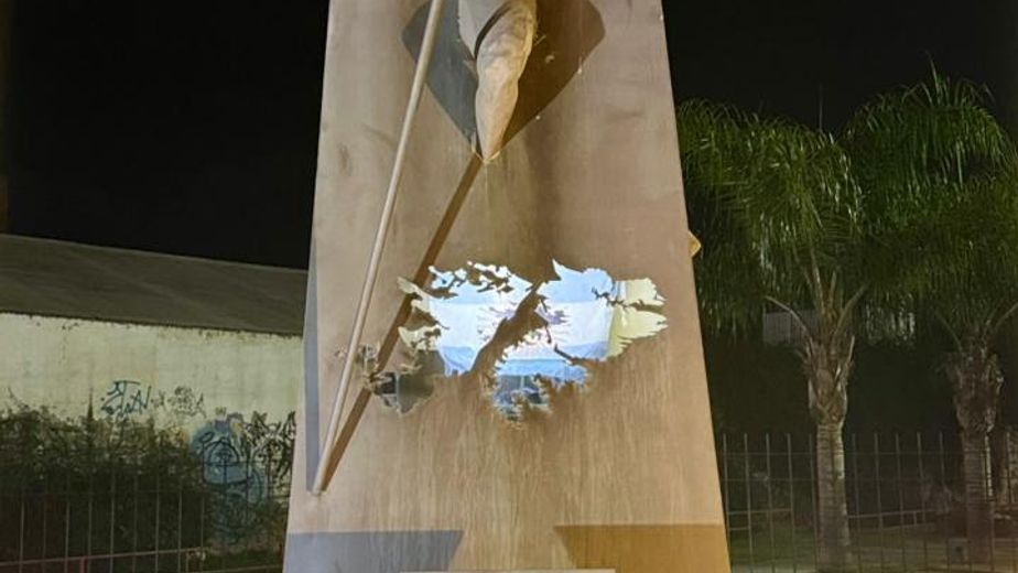 Monumento a los Héroes de Malvinas en Carlos Paz, símbolo de memoria y homenaje. 