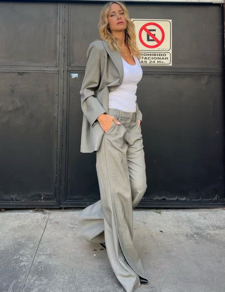 Julieta Prandi se sumó a la tendencia del look sastrero y deslumbró con un conjunto en tono gris
