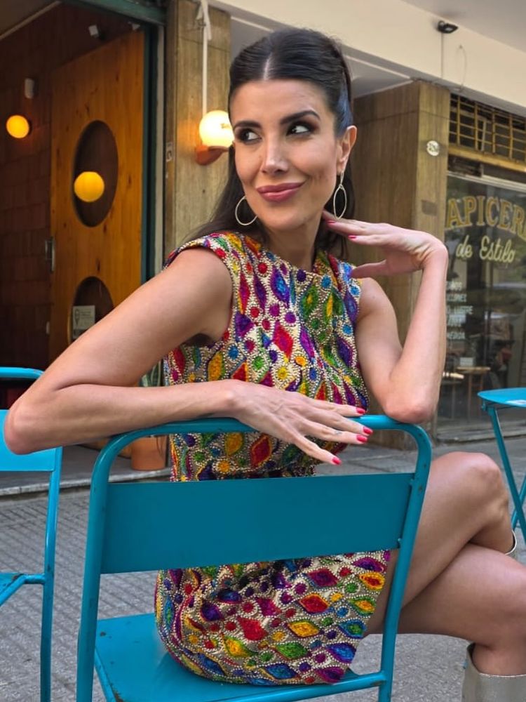 Botas y vestido multicolor: Andrea Rincón eligió la combinación perfecta de la temporada y dio cátedra de estilo