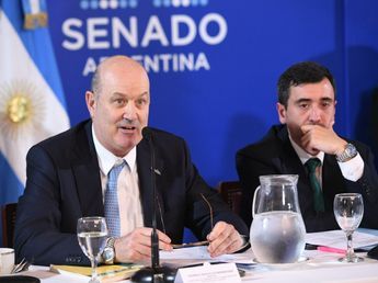 Sin foto oficial, el Gobierno revalidó a Sturzenegger pese a la derrota y redefine prioridades