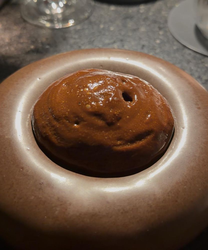 El Papagayo ofrece un postre con banana, maní crocante, coco y chocolate.