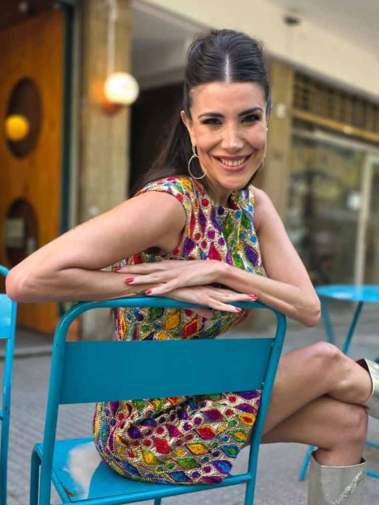Botas y vestido multicolor: Andrea Rincón eligió la combinación perfecta de la temporada y dio cátedra de estilo
