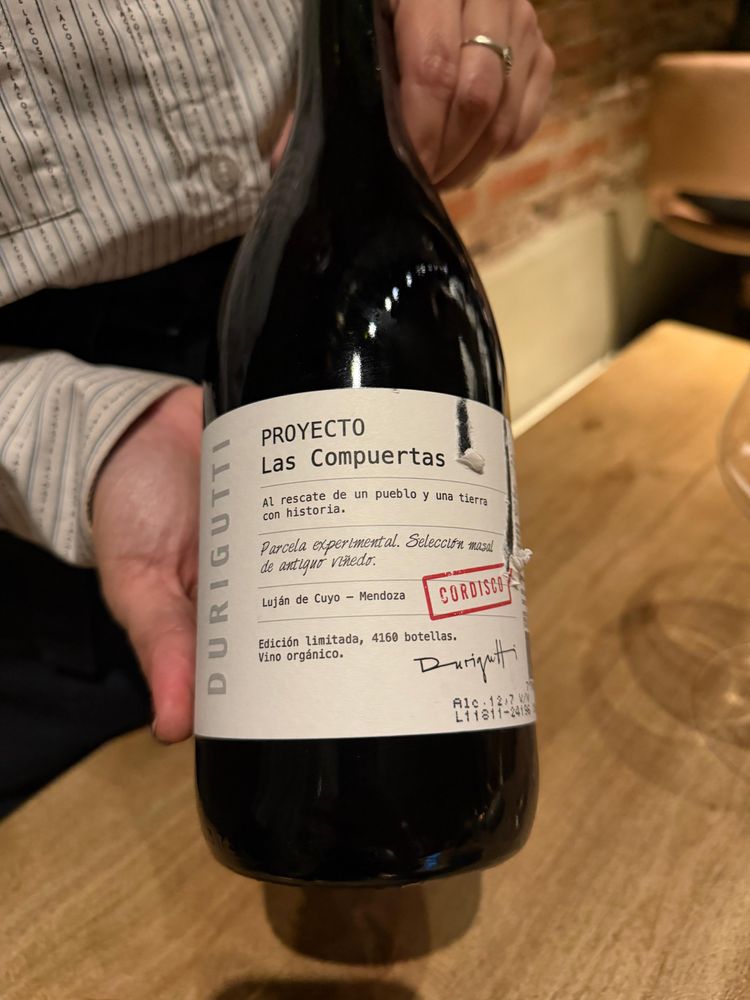 Vino criado en huevos de concreto.