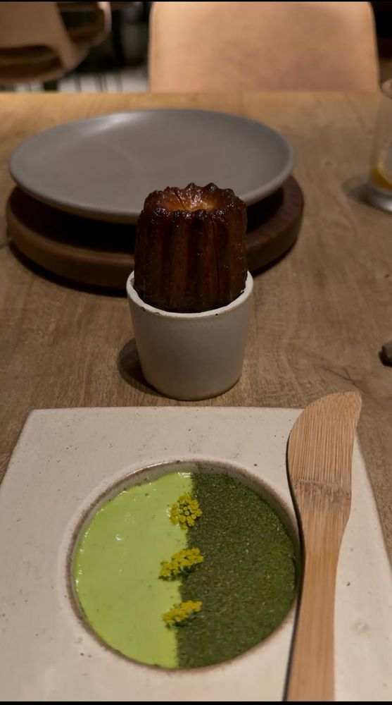 Canelé francés y tartar de ternera.