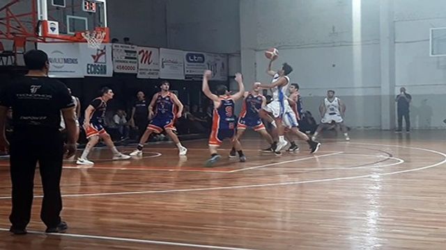 Espora va por su primera victoria en la Liga de Basquet Plata. 