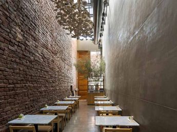 El restaurante más angosto de Argentina celebra sus 11 años: qué se come en el "pasillo" de lujo de Córdoba
