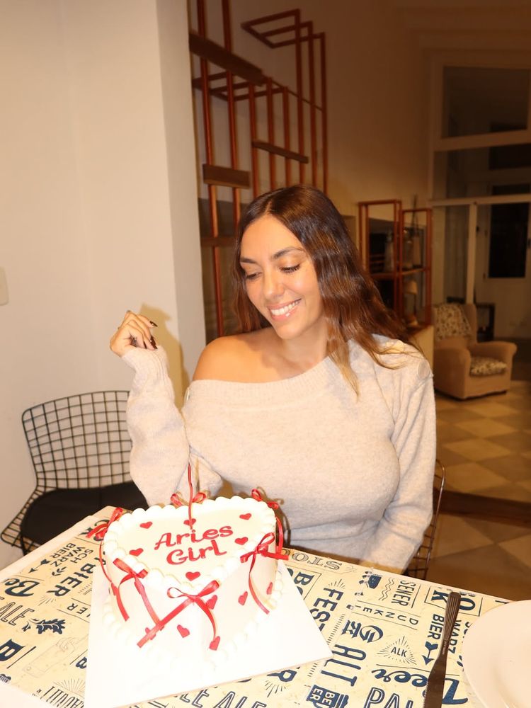 Sweater y hombros al descubierto: Floppy Tesouro marcó tendencia con el look de la temporada para celebrar su cumpleaños