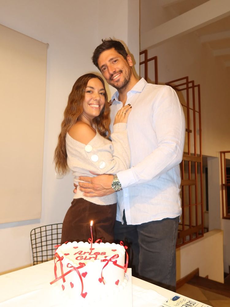 Sweater y hombros al descubierto: Floppy Tesouro marcó tendencia con el look de la temporada para celebrar su cumpleaños