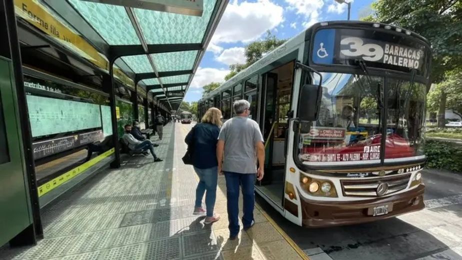 Cómo funcionarán el transporte, los bancos, los supermercados y todos los servicios este 1° de mayo 2026