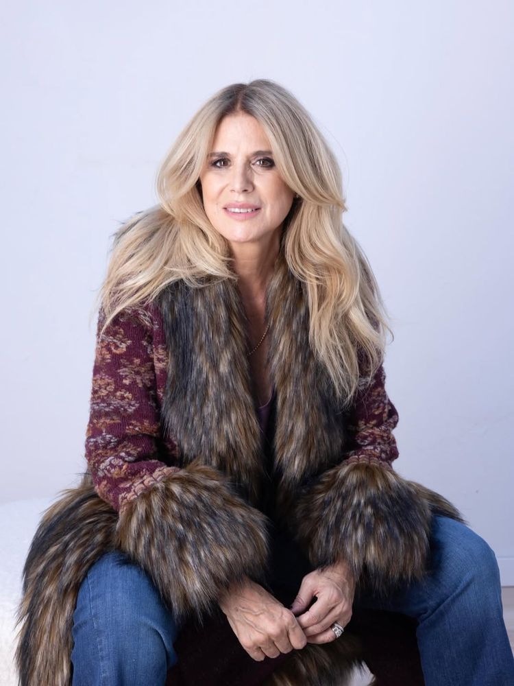 Flavia Palmiero dio cátedra de estilo con el abrigo de piel tendencia del otoño y apostó por tonos neutros