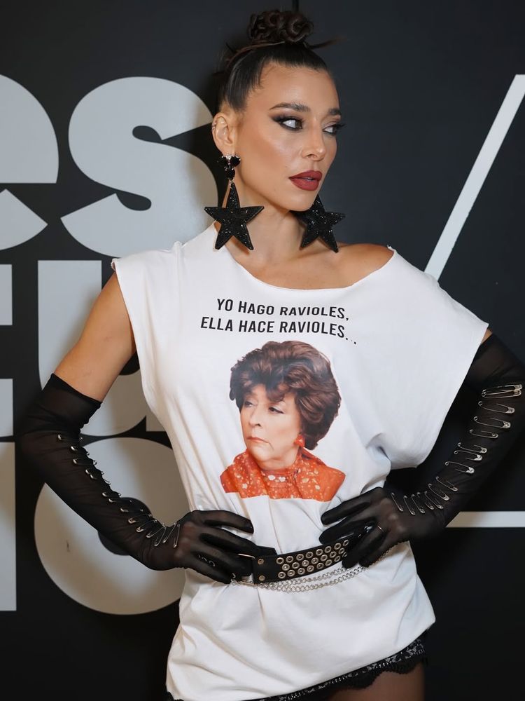 Sol Pérez sorprendió con un estilo vintage y sumó los accesorios de la temporada en la gala de Gran Hermano