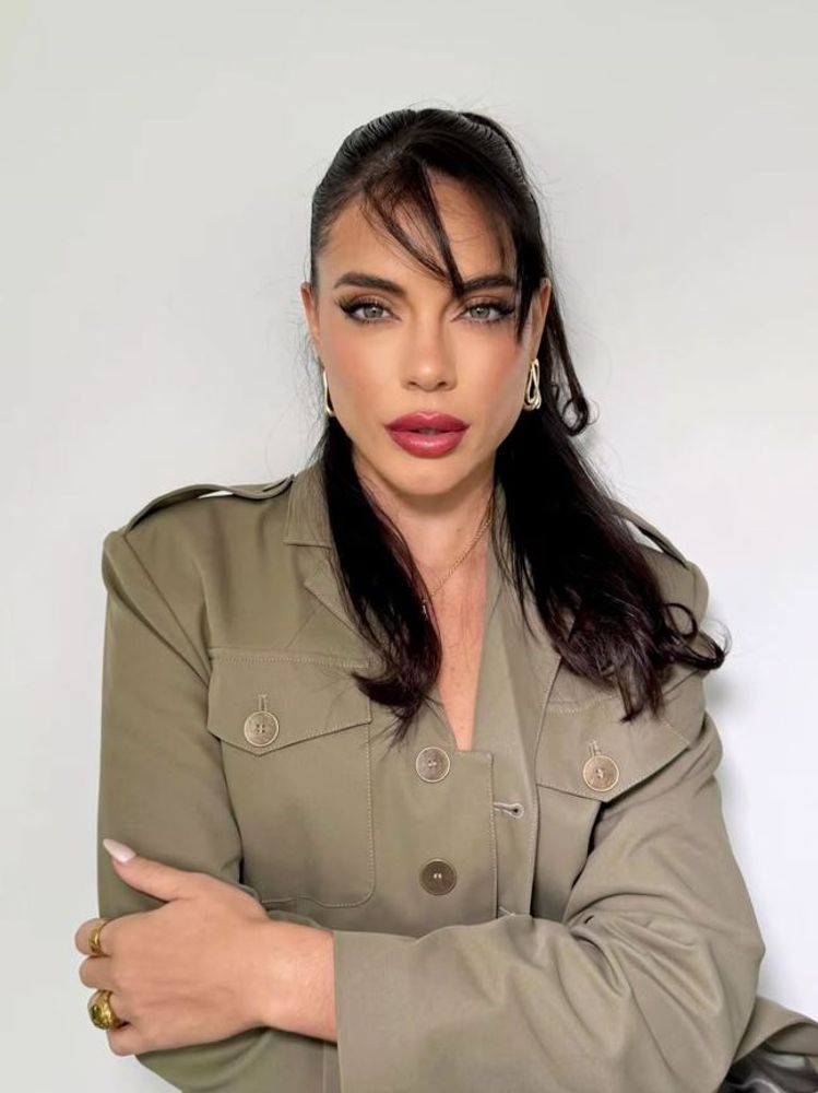 Emilia Attias arrasó en Instagram con un cambio de look y se sumó a la tendencia del flequillo