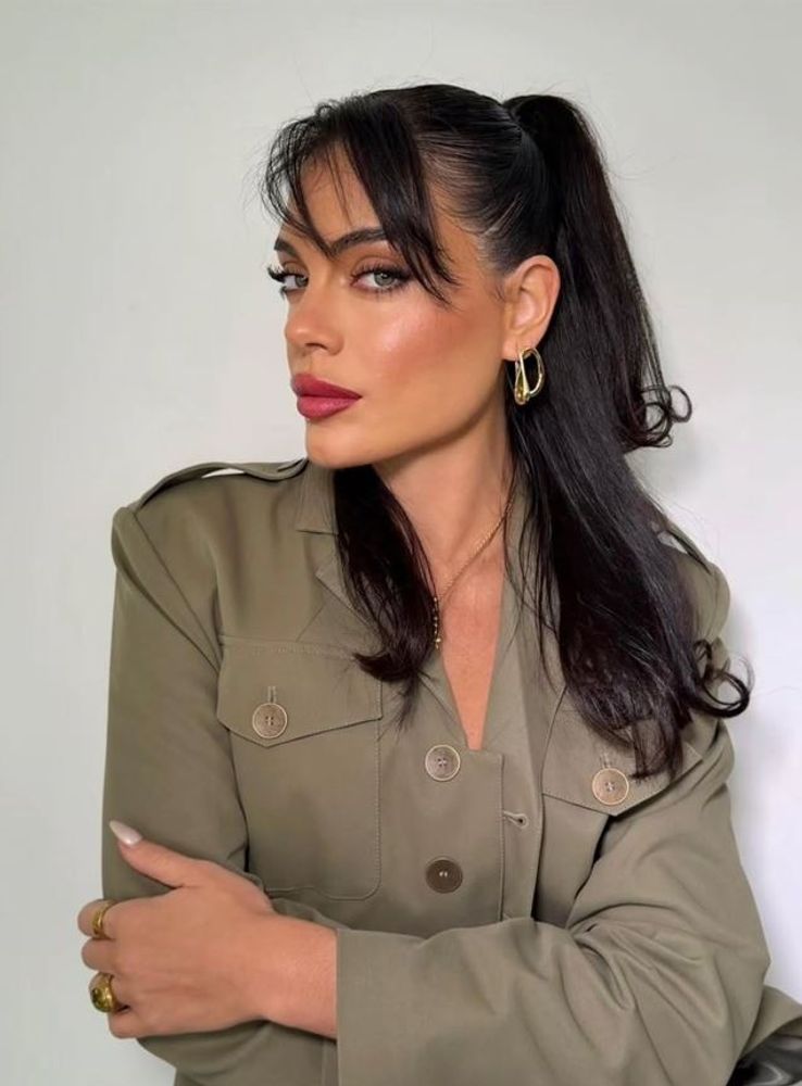 Emilia Attias arrasó en Instagram con un cambio de look y se sumó a la tendencia del flequillo