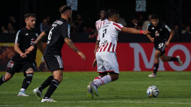 Instituto venció a Deportivo Riestra.