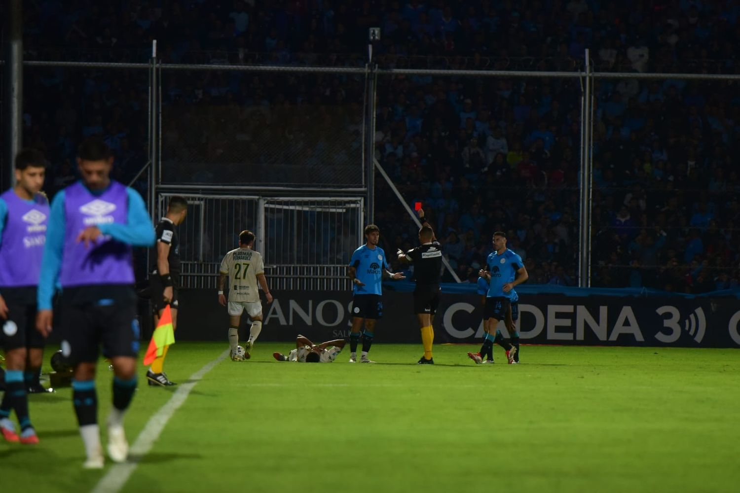 La expulsión de Emiliano Rigoni, que dejó a Belgrano con 10 a los 5 minutos de la segunda parte.