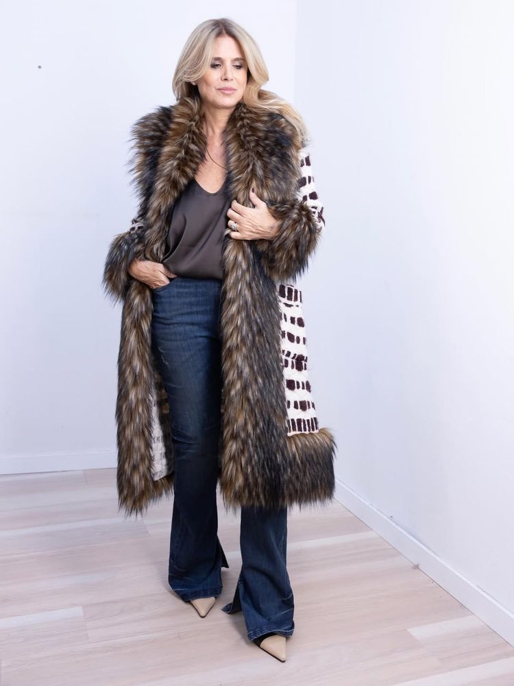 Flavia Palmiero dio cátedra de estilo con el abrigo de piel tendencia del otoño y apostó por tonos neutros
