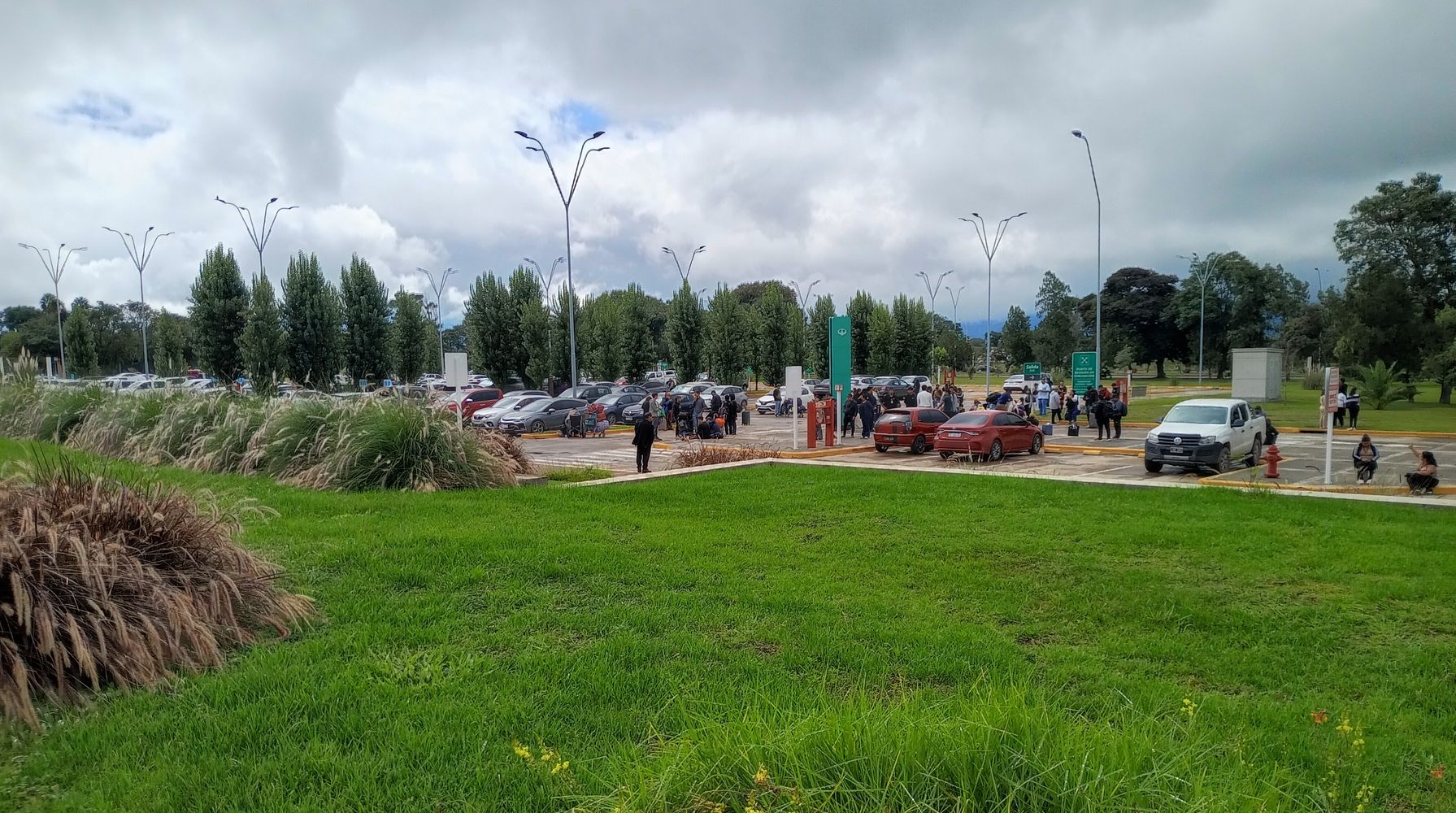 Pasajeros varados y acompañantes, fueron evacuados por el personal de la PSA hacia el exterior del edificio, mientras se inspeccionaba equipajes y el avión del que se levaron esposado al jugador Emiliano Endrizzi.