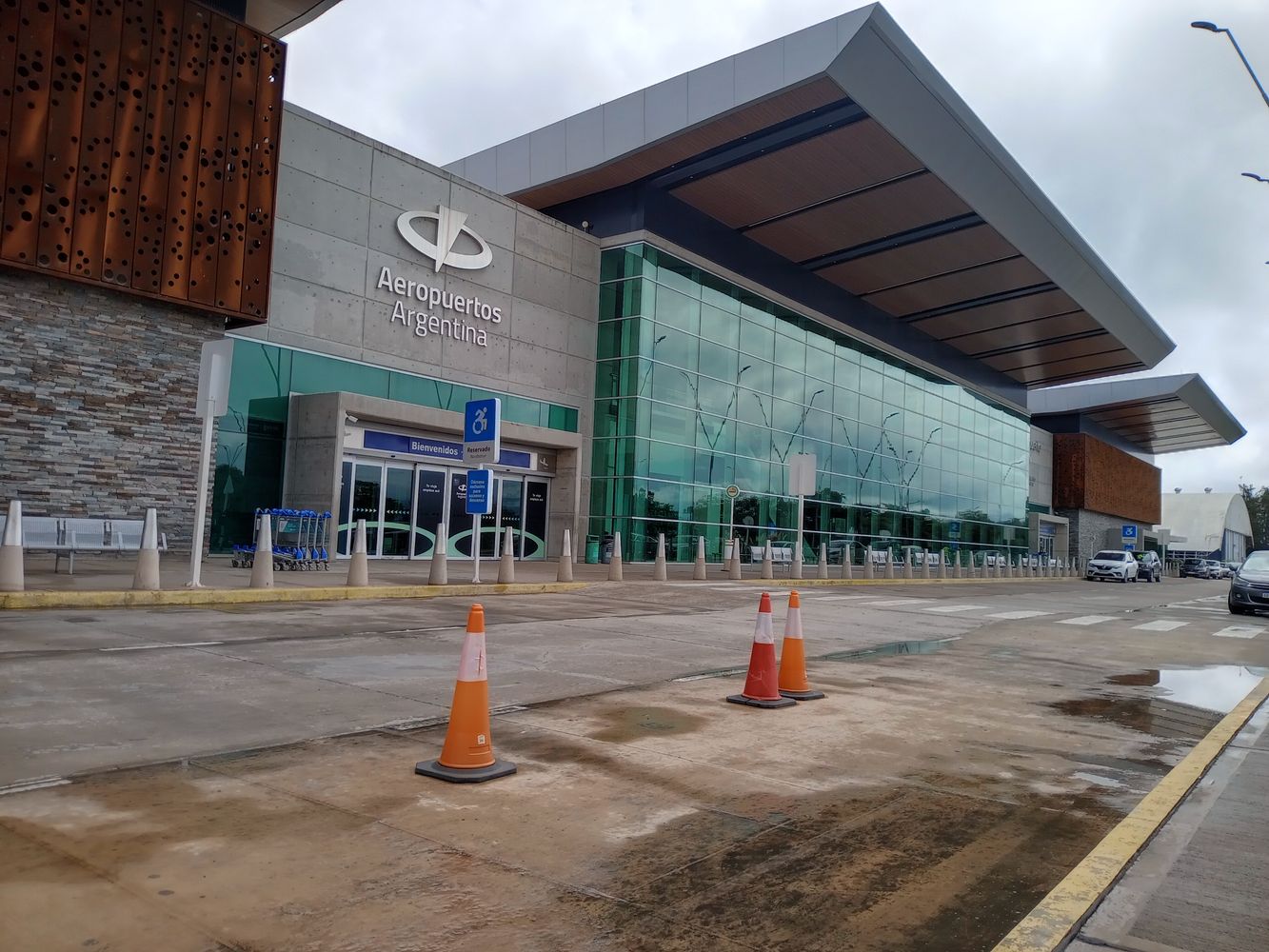 Quedó totalmente paralizada la actividad en el Aeropuerto Internacional “Gobernador Horacio Guzmán” de Jujuy este sábado por la tarde cuando se activó el protocolo de seguridad.