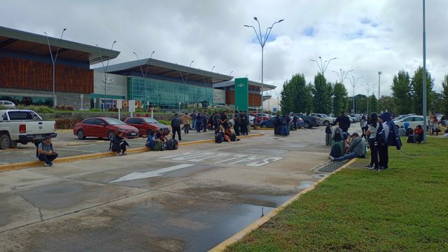 Pasajeros del vuelo FO 5183 de Flybondi que tenía como destino Buenos Aires partiendo desde Jujuy a las 14:55 fueron desplazados preventivamente hacia el exterior del edificio del aeropuerto. El servicio fue finalmente cancelado.