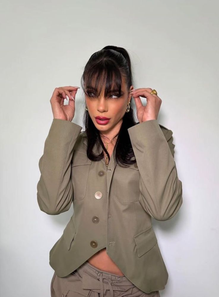 Emilia Attias arrasó en Instagram con un cambio de look y se sumó a la tendencia del flequillo